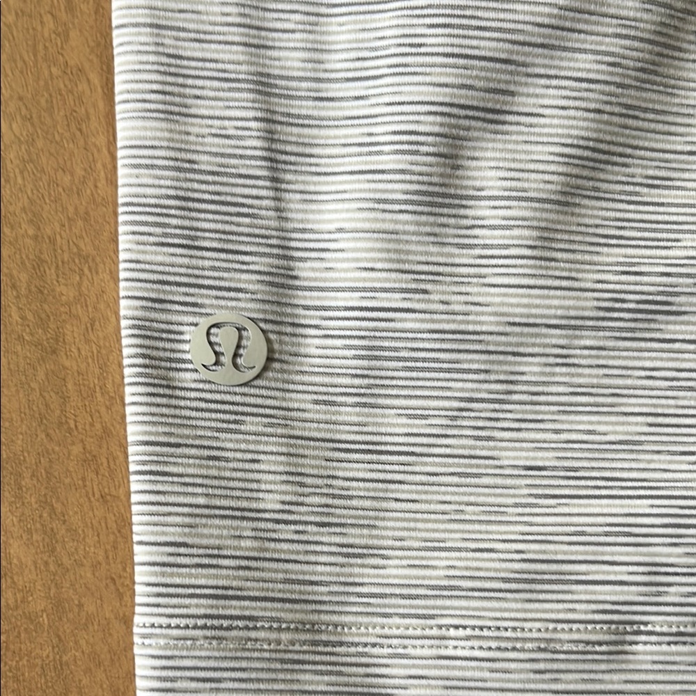 Women's Lululemon light Gray and white thin strip jogger Shorts